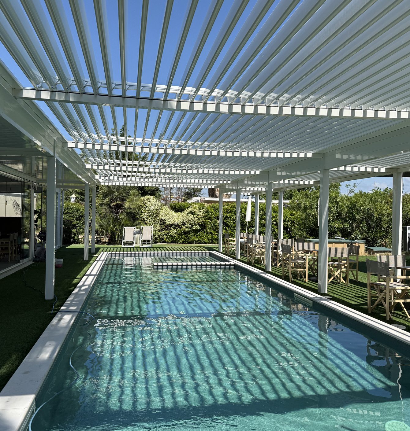 Giardino con pergola elegante che aumenta il valore dell’immobile